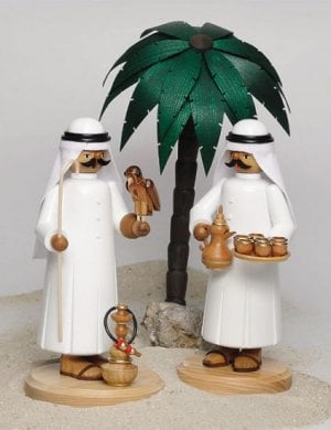 Araber mit rauchender Kaffeekanne