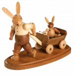 Hasenvater mit Kind auf Bollerwagen