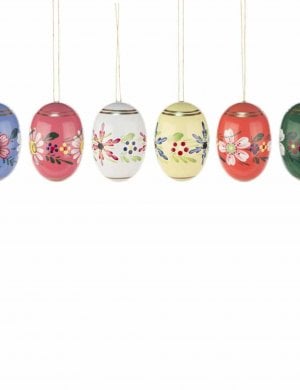 Hanging 6 wooden eggs with flowers