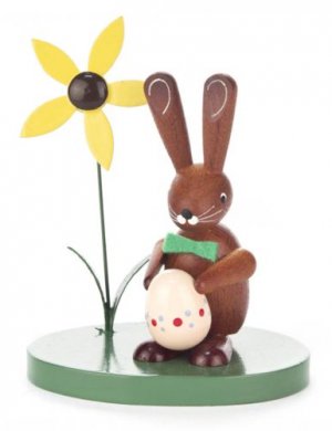 Hase mit Ei und Blume