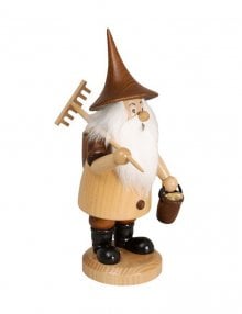Smoker mountain gnome with rake, natural
