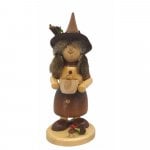Smoker Gnome woman with saucepan, natural