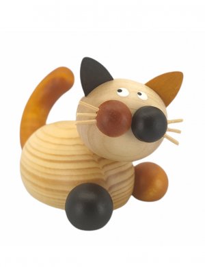Fortune cat Lu on the lookout